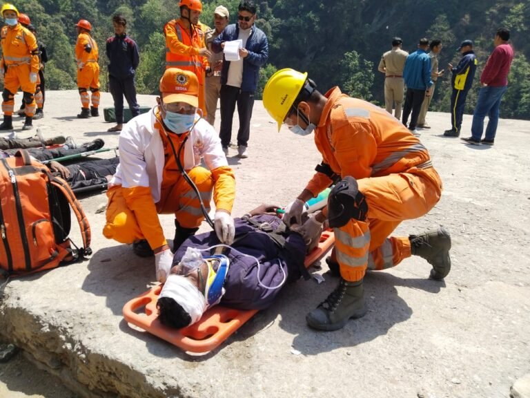 केदारनाथ पैदल यात्रा मार्ग पर चीरबासा हैलीपैड के समीप बादल फटने से 10 लोगों की मौत की घटना का हुआ माॅक अभ्यास