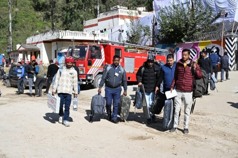 केदारनाथ विधान सभा उप निर्वाचन की दूरस्थ क्षेत्र की पैदल दूरी तय करने वाली 7 पोलिंग पार्टियाँ रवाना, 166 कल होंगी रवाना