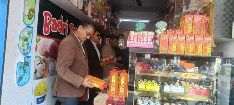 होली से पहले रुद्रप्रयाग में मिलावटी खाद्य पदार्थों के विक्रय पर सख्त कार्रवाई, 08 नमूने जांच को भेजे, बासी व एक्सपायरी खाद्य सामग्री नष्ट, अनियमितताओं पर नोटिस जारी