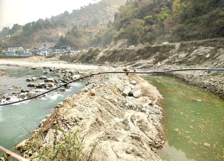 गंगानगर पुल के पास गड्ढा खोदकर गायब हुआ ठेकेदार, लोगों के घर और जीवन दोनों दांव पर, खतरे में जवाहरनगर बस्ती, पुल और महाविद्यालय