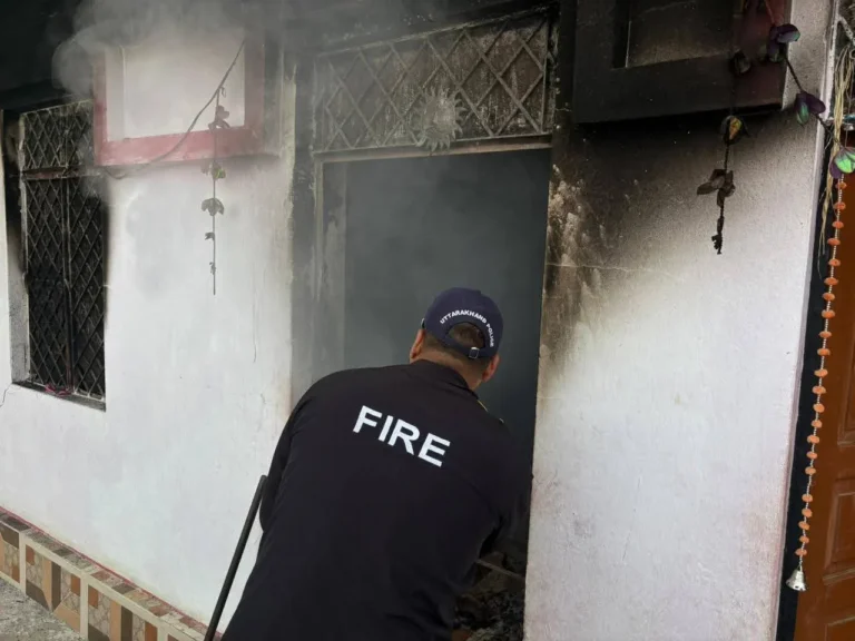 रुद्रप्रयाग जिले के तोलब मयकोटी गाँव में अज्ञात अराजक तत्वों ने तोड़े ताले और घर में लगा दी आग! अफरा-तफरी, क्षेत्र में दहशत