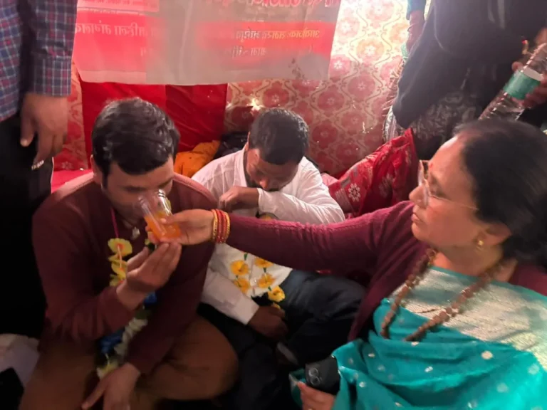 बड़ेथ में आमरण अनशन समाप्त, विधायक आशा नौटियाल ने जूस पिलाकर आंदोलनकारियों को मनाया