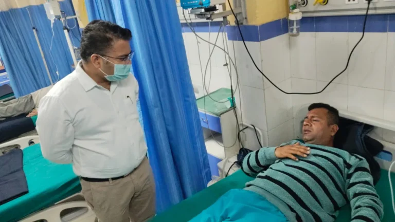 जिला अस्पताल की व्यवस्थाओं का डीएम ने लिया जायजा, आभा आईडी सेवा बंद मिलने पर नाराजगी