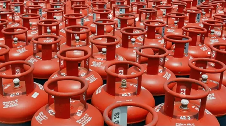 अफवाहों पर ध्यान न दें, जनपद में घरेलू गैस (LPG) की आपूर्ति पूरी तरह सुरक्षित एवं सुचारू – जिलाधिकारी