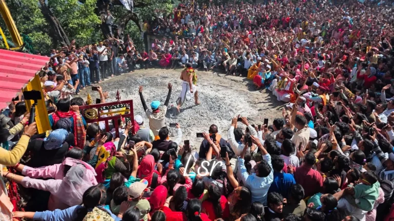 धधकते अंगारों पर नृत्य कर प्रकट हुए जाख राजा, हजारों भक्तों ने किए दिव्य दर्शन, देखिए वीडियो