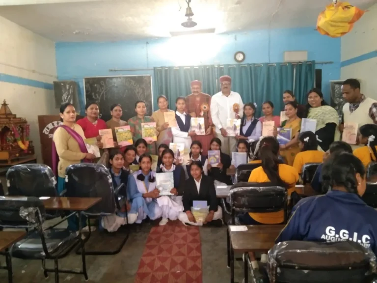 राबाइका अगस्त्यमुनि में छात्राओं को मिली निःशुल्क पाठ्य पुस्तकें