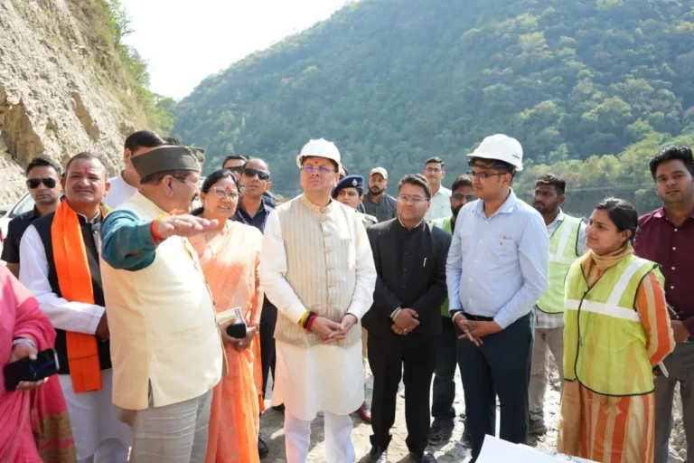 चारधाम यात्रा के मद्देनजर ग्राउंड जीरो पर उतरे मुख्यमंत्री, रुद्रप्रयाग से गुप्तकाशी तक सड़क मार्ग से किया यात्रा मार्ग का निरीक्षण