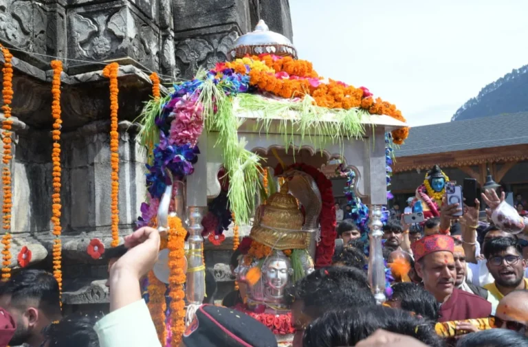 ओंकारेश्वर मंदिर से धाम के लिए रवाना हुई बाबा केदार की पंचमुखी उत्सव डोली, 22 अप्रैल को प्रातः 08 बजे शुभ मुहूर्त में खुलेंगे केदारनाथ धाम के कपाट