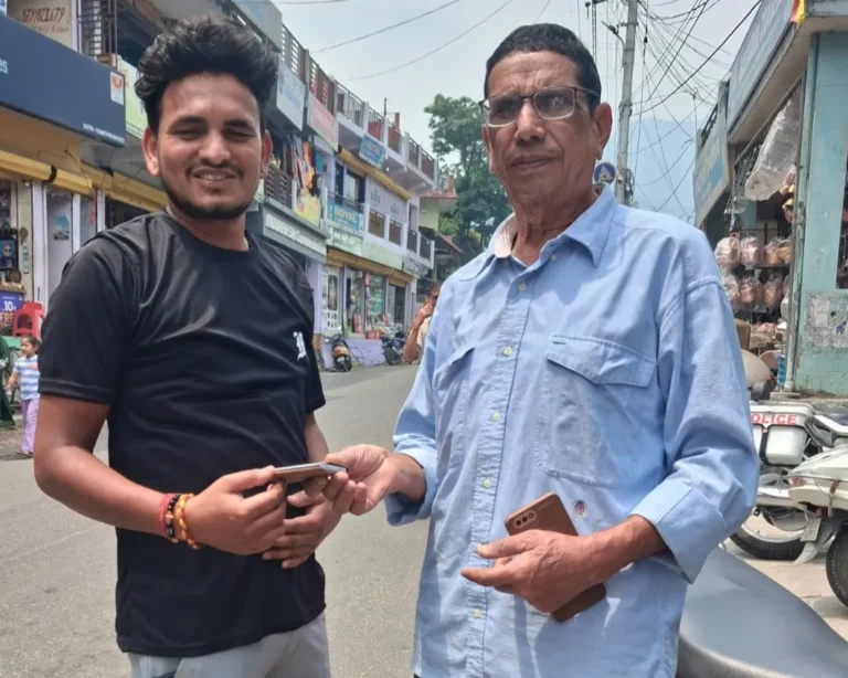 ईमानदारी की मिसाल: सौड़ भट्टगाँव के युव महेंद्र ने लौटाया खोया पर्स, व्यापार संघ अध्यक्ष ने की सराहना, देखिए वीडियो