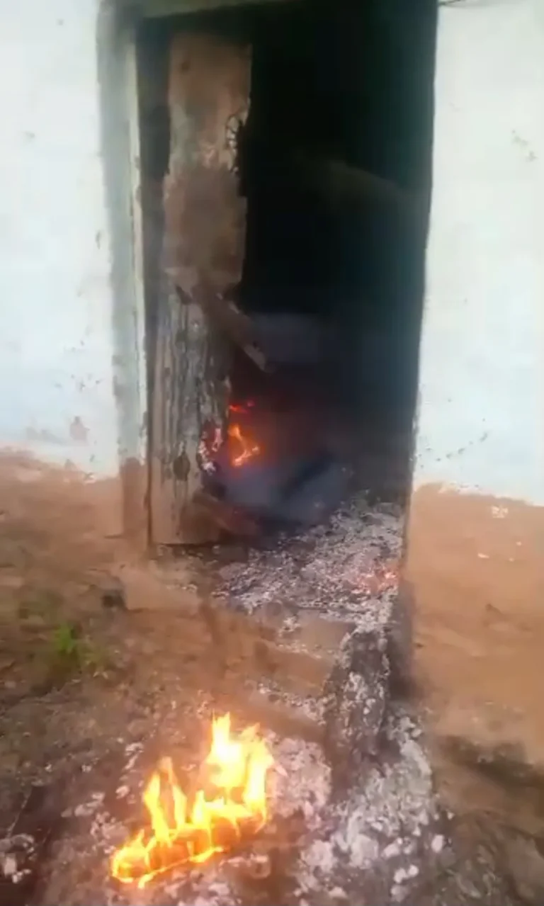 अगस्त्यमुनि में जंगल की आग का कहर, आवासीय मकान जलकर राख, परिवार के सामने रहने का संकट