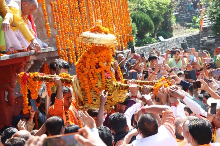 गोपेश्वर से रवाना हुई बाबा रुद्रनाथ की डोली, 18 मई को ब्रह्म मुहूर्त में श्रद्धालुओं के दर्शनार्थ खुलेंगे कपाट