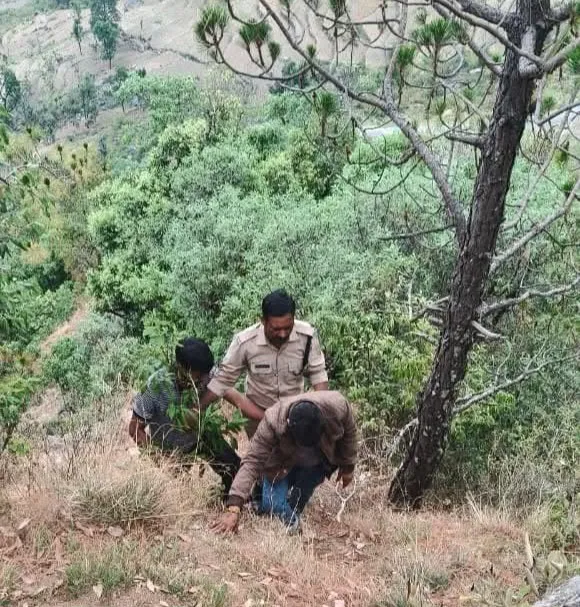 सेल्फी का जुनून पड़ा भारी, गहरी खाई में गिरा युवक… पोखरी पुलिस बनी फरिश्ता