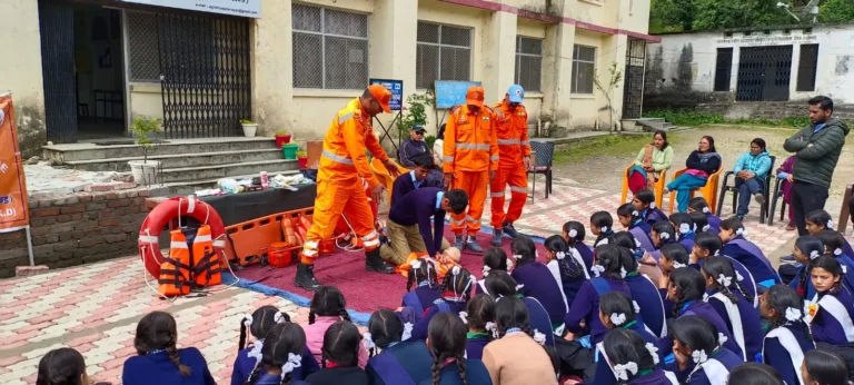 एनडीआरएफ-एसडीआरएफ का स्कूल सेफ्टी कार्यक्रम, पौधारोपण से दिया हरित उत्तराखंड का संदेश