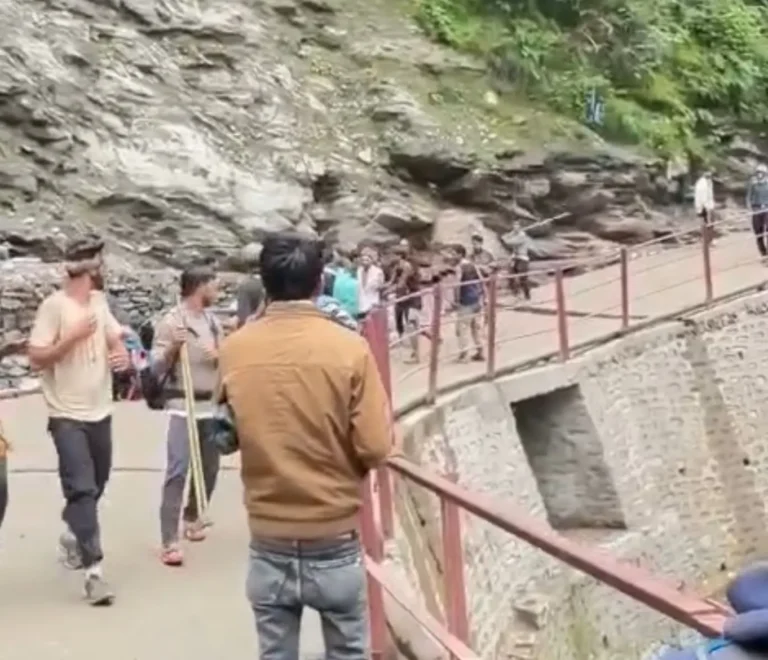 केदारनाथ धाम पैदल मार्ग के जंगलचट्टी में घोड़ा संचालकों के बीच हुआ विवाद, वीडियो सोशल मीडिया पर वायरल