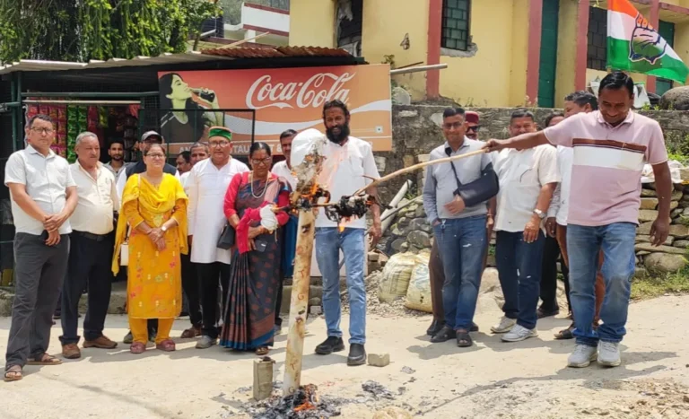 अगस्त्यमुनि में कांग्रेस का प्रदर्शन, नीट पेपर लीक और बढ़ती महंगाई के खिलाफ फूंका केंद्र व राज्य सरकार का पुतला