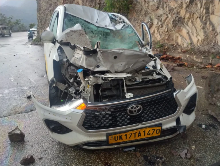 रुद्रप्रयाग में सम्राट होटल के निकट पत्थर गिरने से वाहन दुर्घटनाग्रस्त, एक दंपति कुल तीन लोग घायल