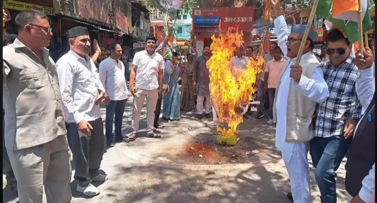 रुद्रप्रयाग में महंगाई के खिलाफ कांग्रेस का प्रदर्शन, राज्य व केंद्र सरकार का फूंका पुतला