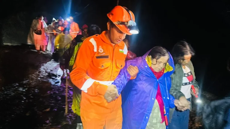 तेज बारिश के बीच प्रशासन की तत्परता, रातभर चले रेस्क्यू अभियान से केदारनाथ यात्रा मार्ग पर हजारों श्रद्धालुओं को सुरक्षित निकाल