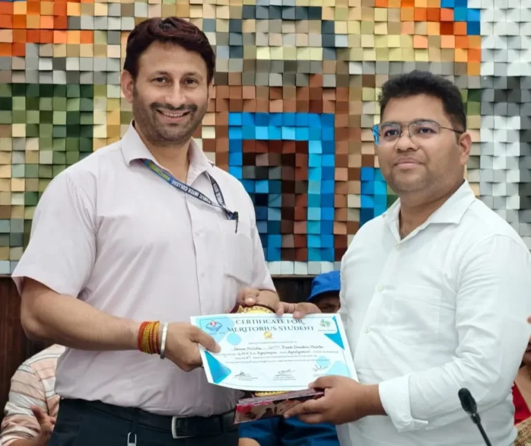 टॉपर छात्र-छात्राओं के साथ जिलाधिकारी ने किया संवाद, दिए करियर और जीवन प्रबंधन के महत्वपूर्ण टिप्स