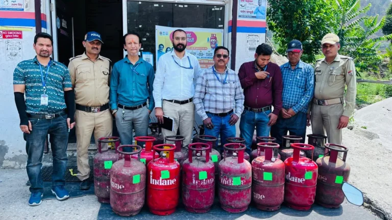 रुद्रप्रयाग में पूर्ति विभाग की बड़ी कार्रवाई, 15 घरेलू गैस सिलेंडर जब्त, होटल-ढाबों में घरेलू गैस सिलेंडरों के दुरुपयोग पर सख्ती, लगातार चलेगा अभियान