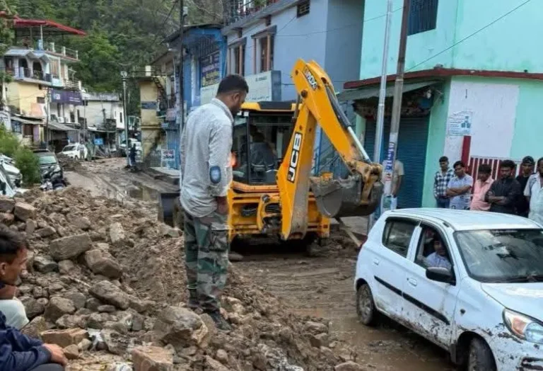 मानसून का पहला कहर: चमोली में अतिवृष्टि से भारी तबाही, हाईवे बंद, दुकानों और वाहनों को नुकसान