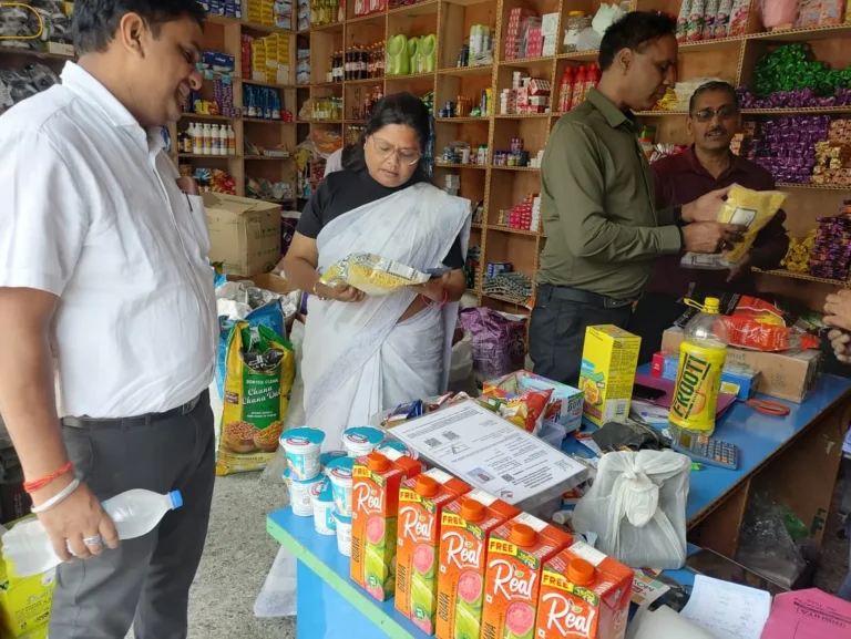 मक्कूमठ में खाद्य एवं औषधि सुरक्षा विभाग की बड़ी कार्रवाई, बिना लाइसेंस संचालित मेडिकल स्टोर सील