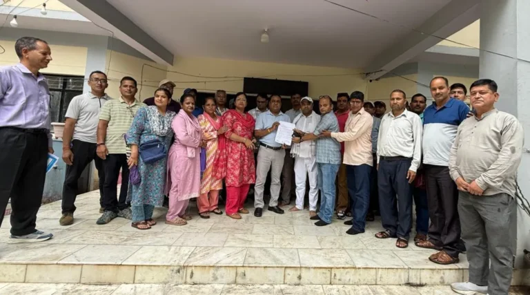 पुरानी पेंशन बहाली व टीईटी अनिवार्यता समाप्त करने की मांग को लेकर अगस्त्यमुनि में शिक्षकों का धरना, एसडीएम के माध्यम से प्रधानमंत्री को भेजा ज्ञापन