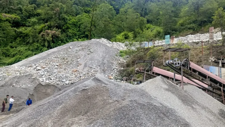 पोंडार मानसूना स्थित क्रेशर प्लांट पर एडीएम का औचक निरीक्षण, कई गंभीर कमियां मिलीं