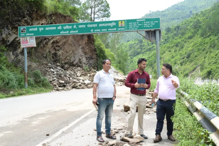 सिल्ली में भूस्खलन प्रभावित स्थल का डीएम विशाल मिश्रा ने किया निरीक्षण, केदारनाथ हाईवे पर स्थायी समाधान की तैयारी