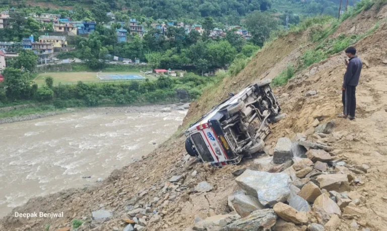 अगस्त्यमुनि–गंगानगर–तिमली सड़क पर बड़ा हादसा टला, चालक ने छलांग लगाकर बचाई जान; बारिश में सफर बेहद खतरनाक
