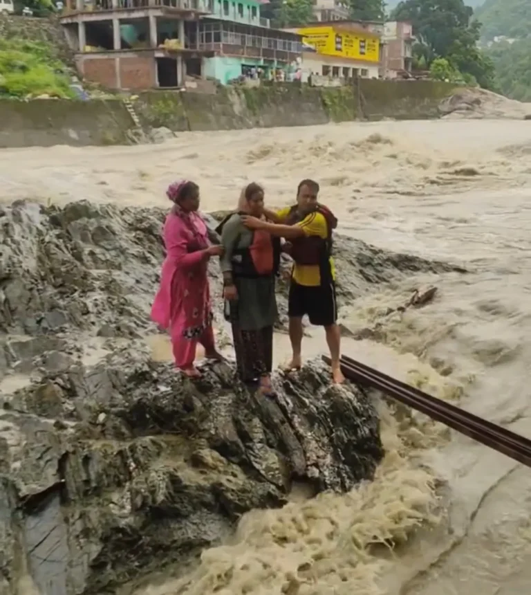 तिलवाड़ा में उफनती नदी में फँसी तीन महिलाओं को SDRF ने सकुशल बचाया, जवानों के साहस से टला बड़ा हादसा