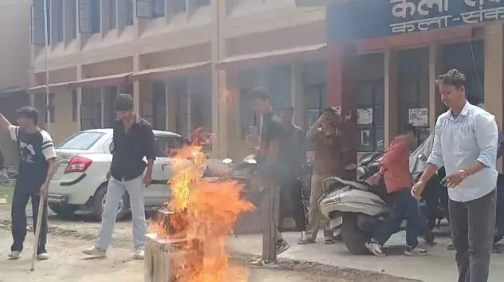 गलत परीक्षा परिणामों के विरोध में एबीवीपी का प्रदर्शन, विश्वविद्यालय प्रशासन का फूंका पुतला