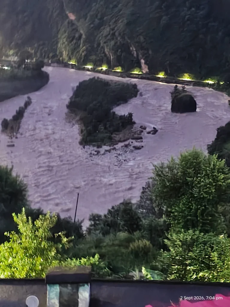 मन्दाकिनी नदी का जलस्तर बढ़ा, मध्यमहेश्वर घाटी के बनतोली के पास टूटी चट्टान, मोरखण्डा नदी उफान पर , प्रशासन ने जारी किया सतर्कता अलर्ट
