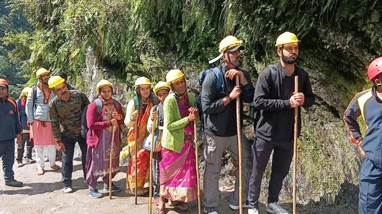 केदारनाथ मार्ग पर चीरबासा में पहाड़ी से पत्थर गिरने का खतरा, प्रशासन अलर्ट; हेलमेट पहनाकर यात्रियों को सुरक्षित निकाला जा रहा