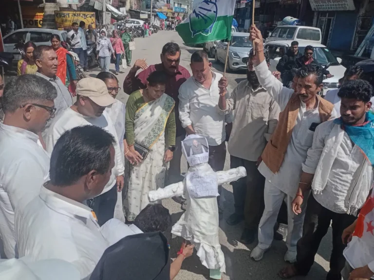 लोकतंत्र बचाओ–देश बचाओ: अगस्त्यमुनि में कांग्रेस का जोरदार प्रदर्शन, मुख्य निर्वाचन आयुक्त का पुतला फूंका