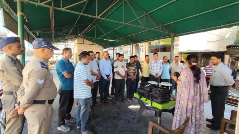 चारधाम यात्रा में परिवहन विभाग की पहल, वाहन चालकों को बांटे 150 से अधिक डस्टबिन, अब तक 3,646 वाहनों के चालान