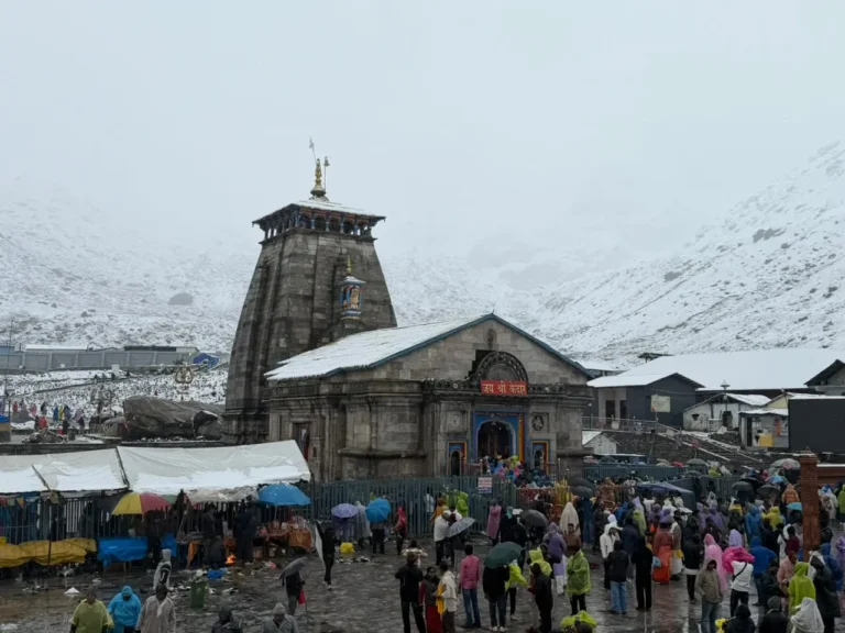 बर्फबारी के बीच भी बाबा केदार के दर्शन को उमड़ रहे श्रद्धालु, सफेद चादर में लिपटी केदारनाथ नगरी, कपाट बंद होने से पहले श्रद्धालुओं की बढ़ी आवाजाही